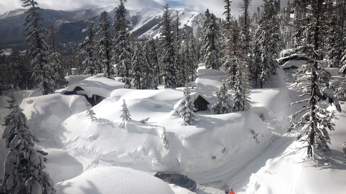 Fotky z Kalifornie: Sněhu napadlo tolik, že přes něj už ani nevidí